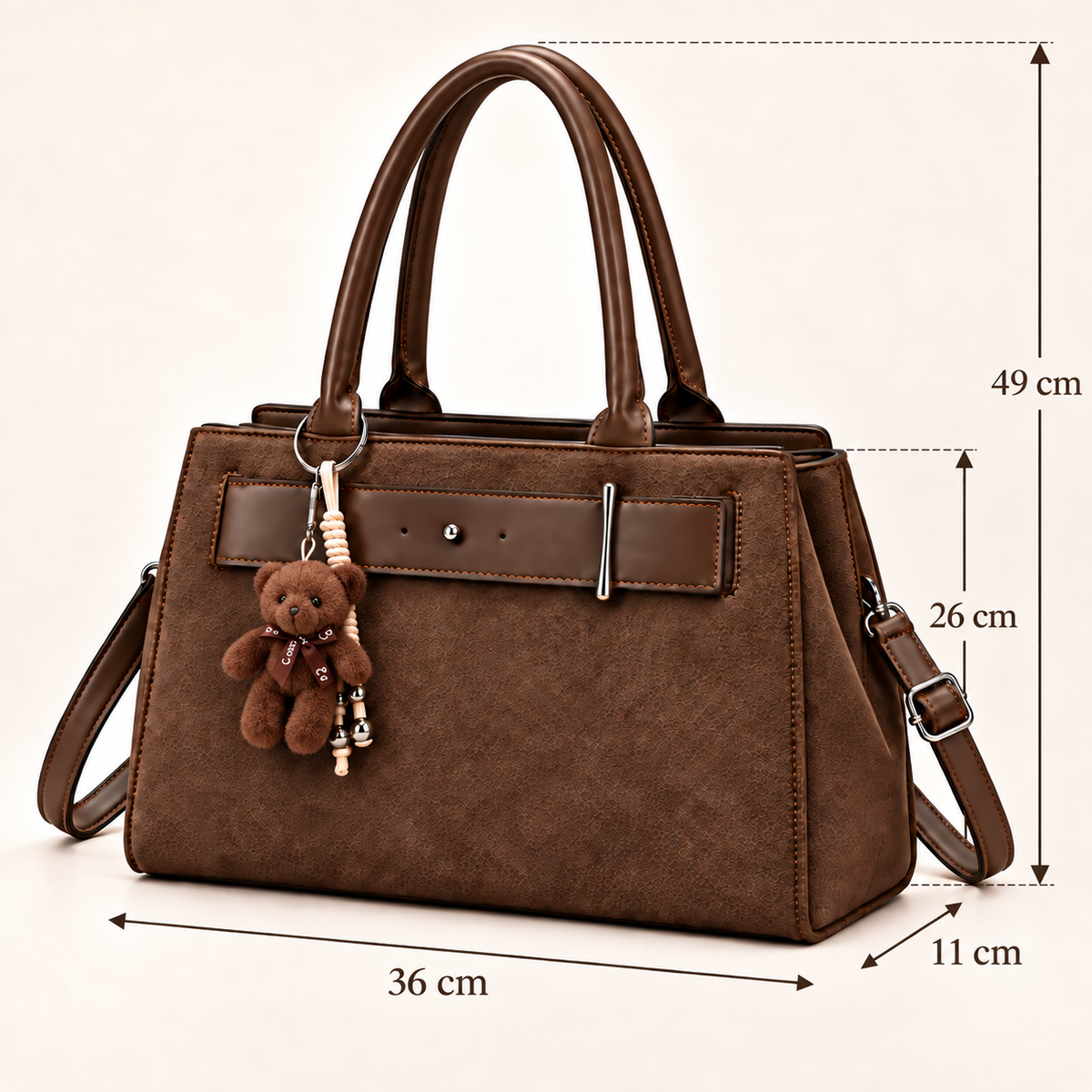 Ilustración de bolso café con osito marrón: 36 cm ancho, 11 cm fondo, 26 cm alto del cuerpo y 49 cm total incluidas asas