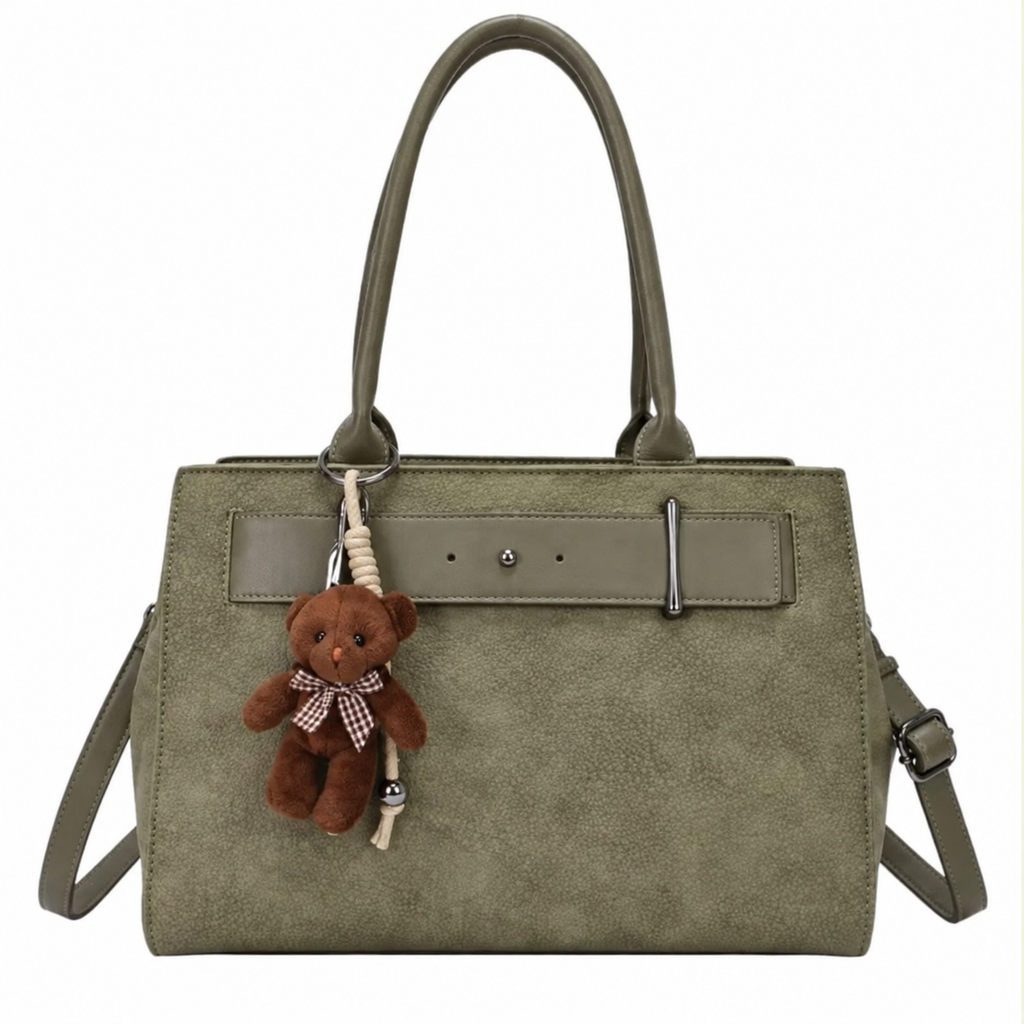 Imagen ilustrativa de bolso verde con osito marrón